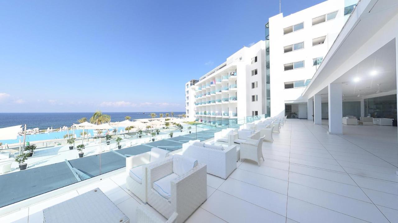 King Evelthon Beach Hotel & Resort Klorakas Екстериор снимка The hotel's pool area