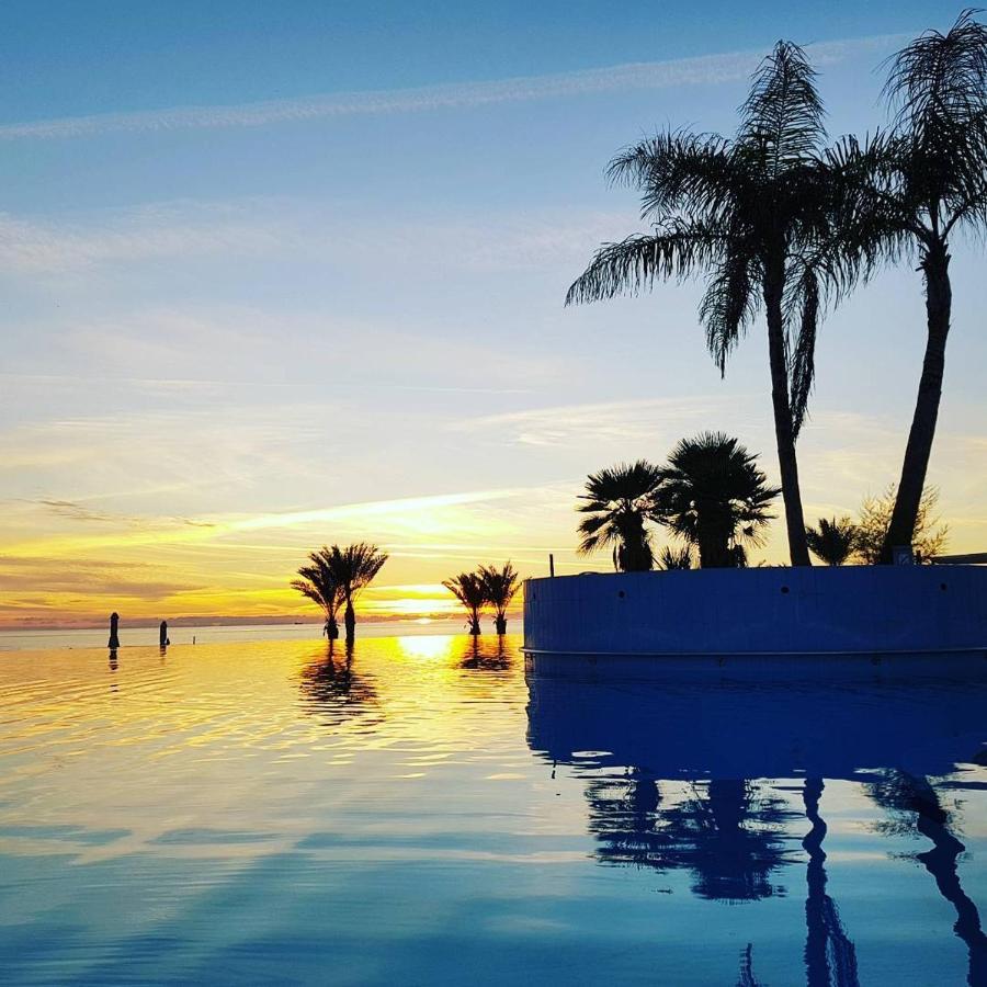 King Evelthon Beach Hotel & Resort Klorakas Екстериор снимка Sunset at the pool