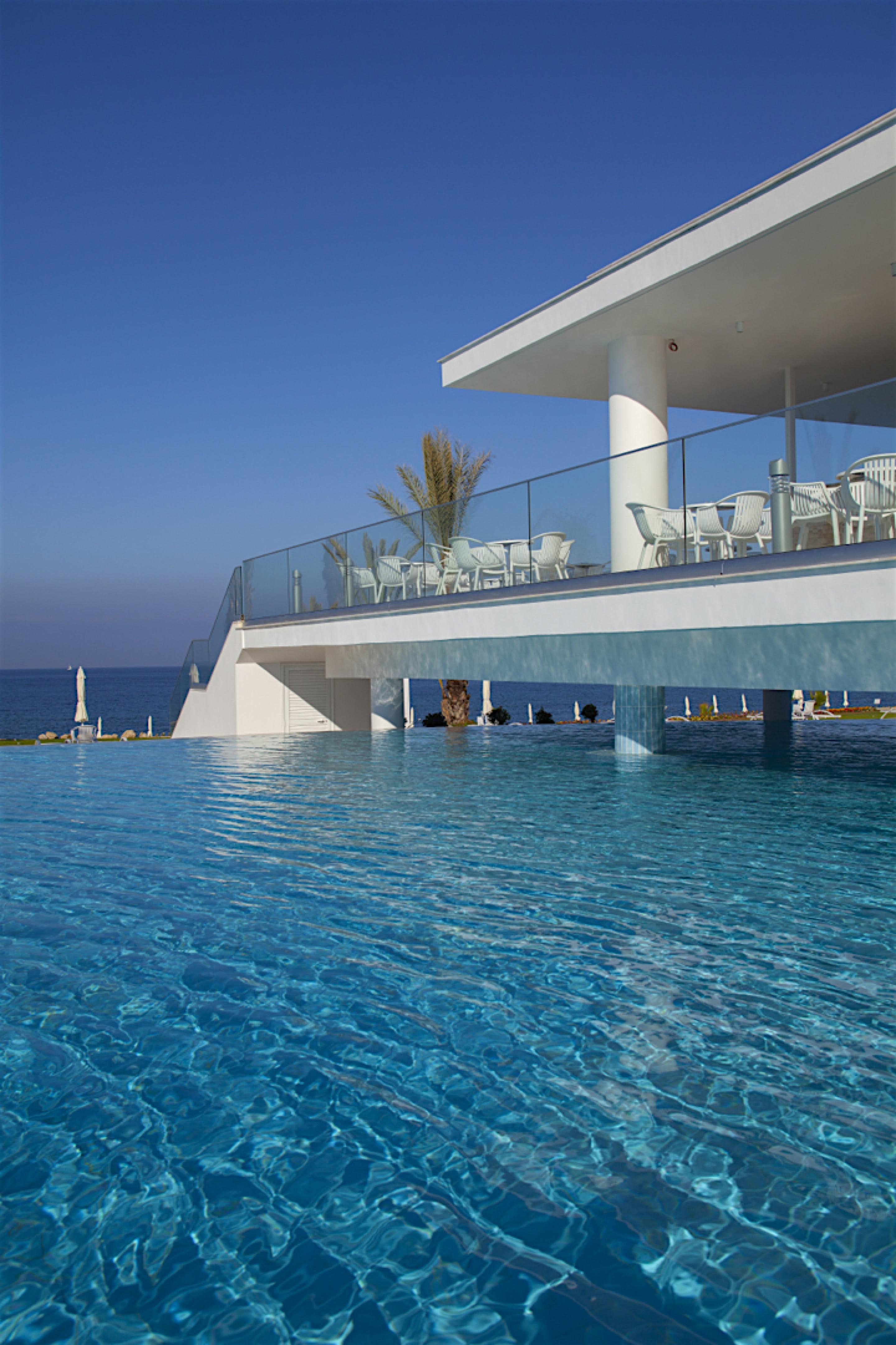 King Evelthon Beach Hotel & Resort Klorakas Екстериор снимка Infinity pool at the Grand Palladium Hotel, Ibiza, Spain