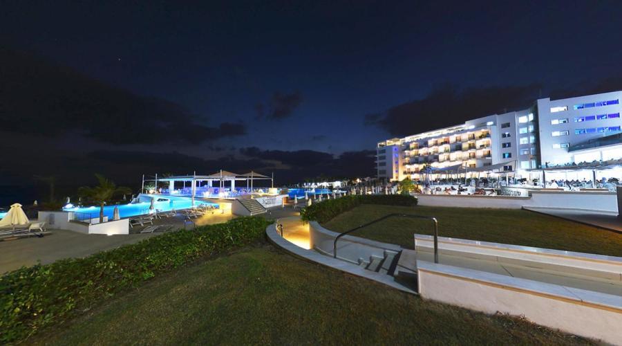 King Evelthon Beach Hotel & Resort Klorakas Екстериор снимка The resort at night