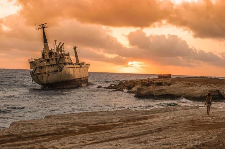 King Evelthon Beach Hotel & Resort Klorakas Екстериор снимка The shipwreck of the MV Royal Star at the beach of Akrotiri, Santorini, Greece.
