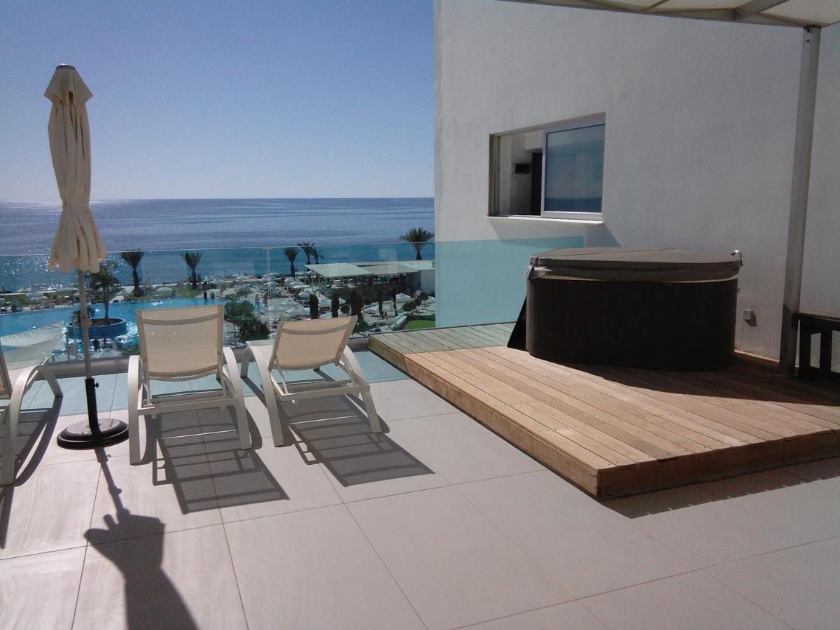 King Evelthon Beach Hotel & Resort Klorakas Екстериор снимка A 3D rendering of a balcony